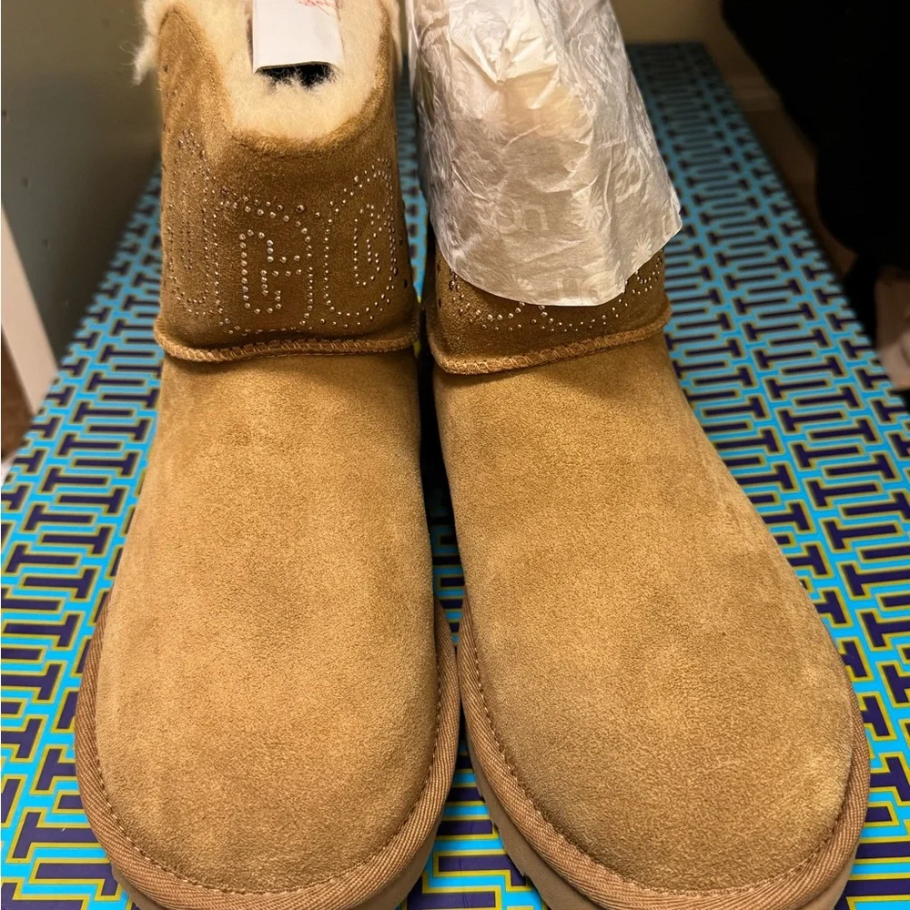 Tan ugg boot - Picture 3 of 9